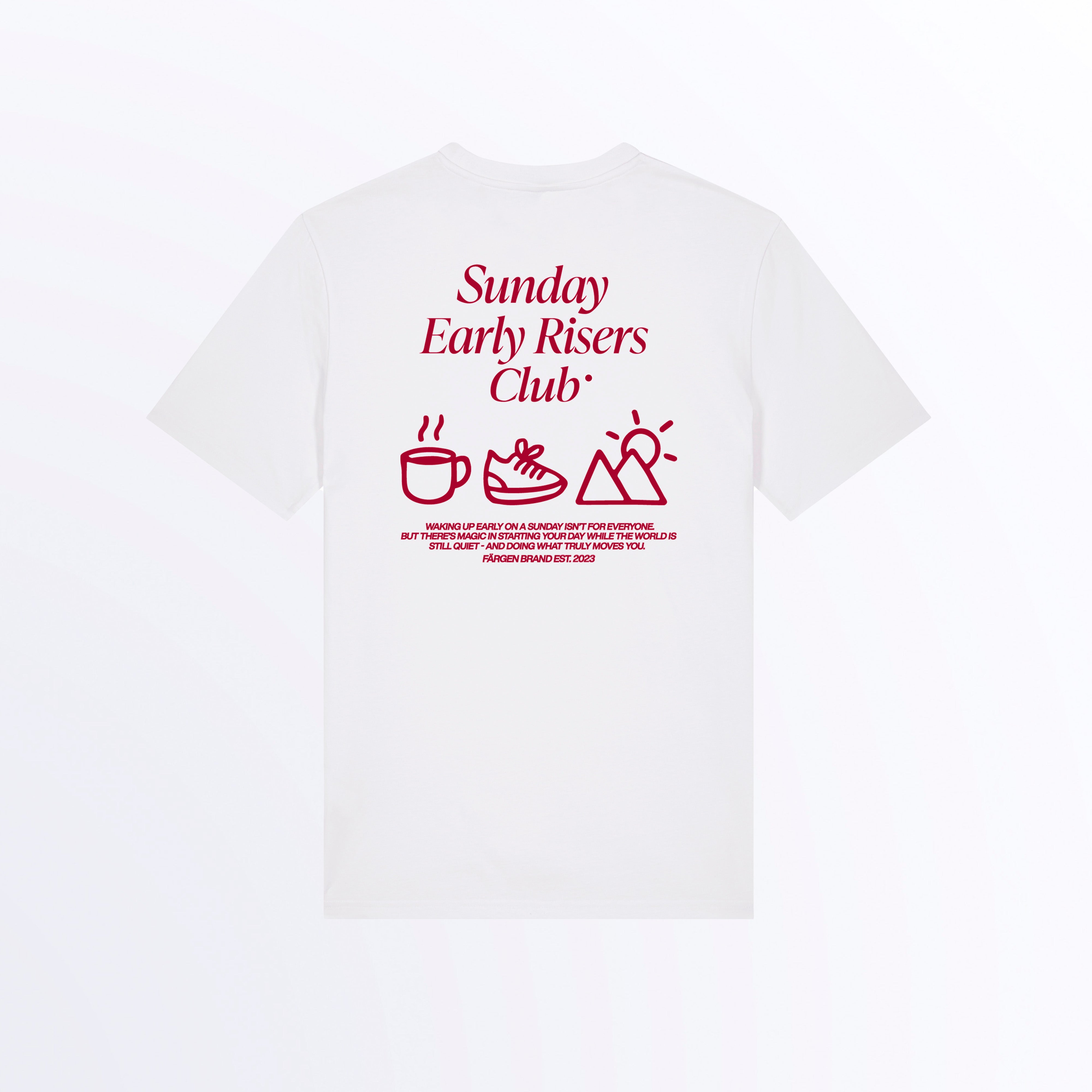 Parte trasera de la camiseta Färgen Sunday Early Risers Club con gráfico limpio y tipografía minimal. Letras color burdeos y camiseta blanca