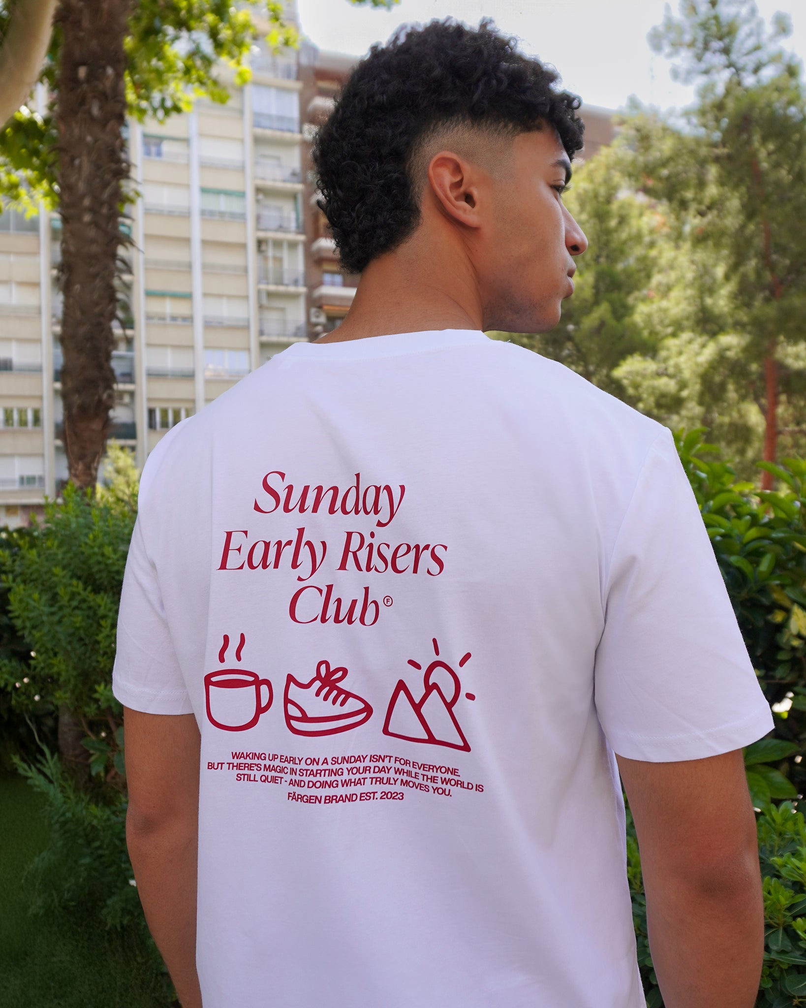 Camiseta Färgen Sunday Early Risers Club en look urbano con café, moda unisex minimal outdoor