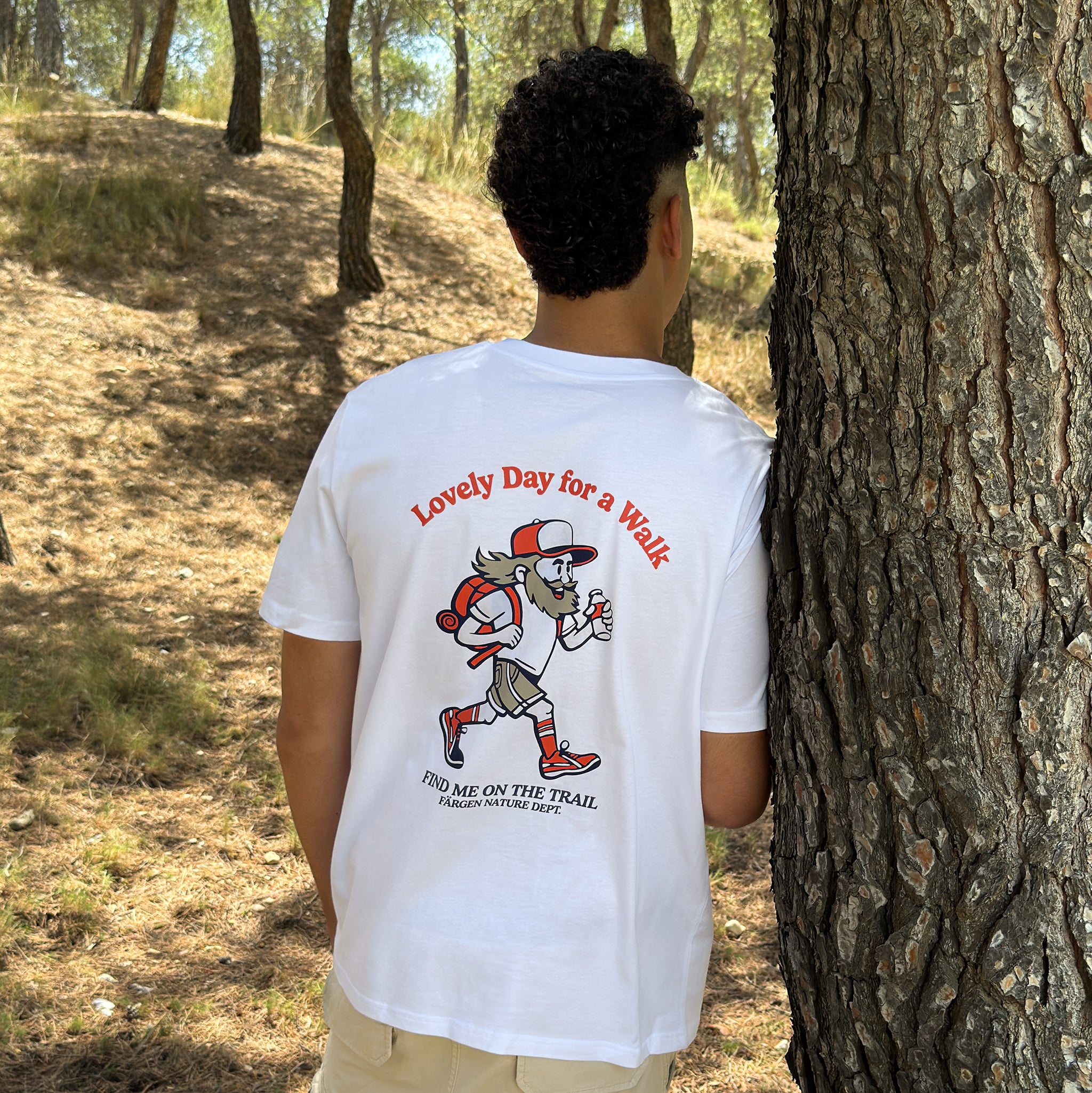 Camiseta Färgen Lovely Day en entorno natural, moda unisex para amantes del aire libre