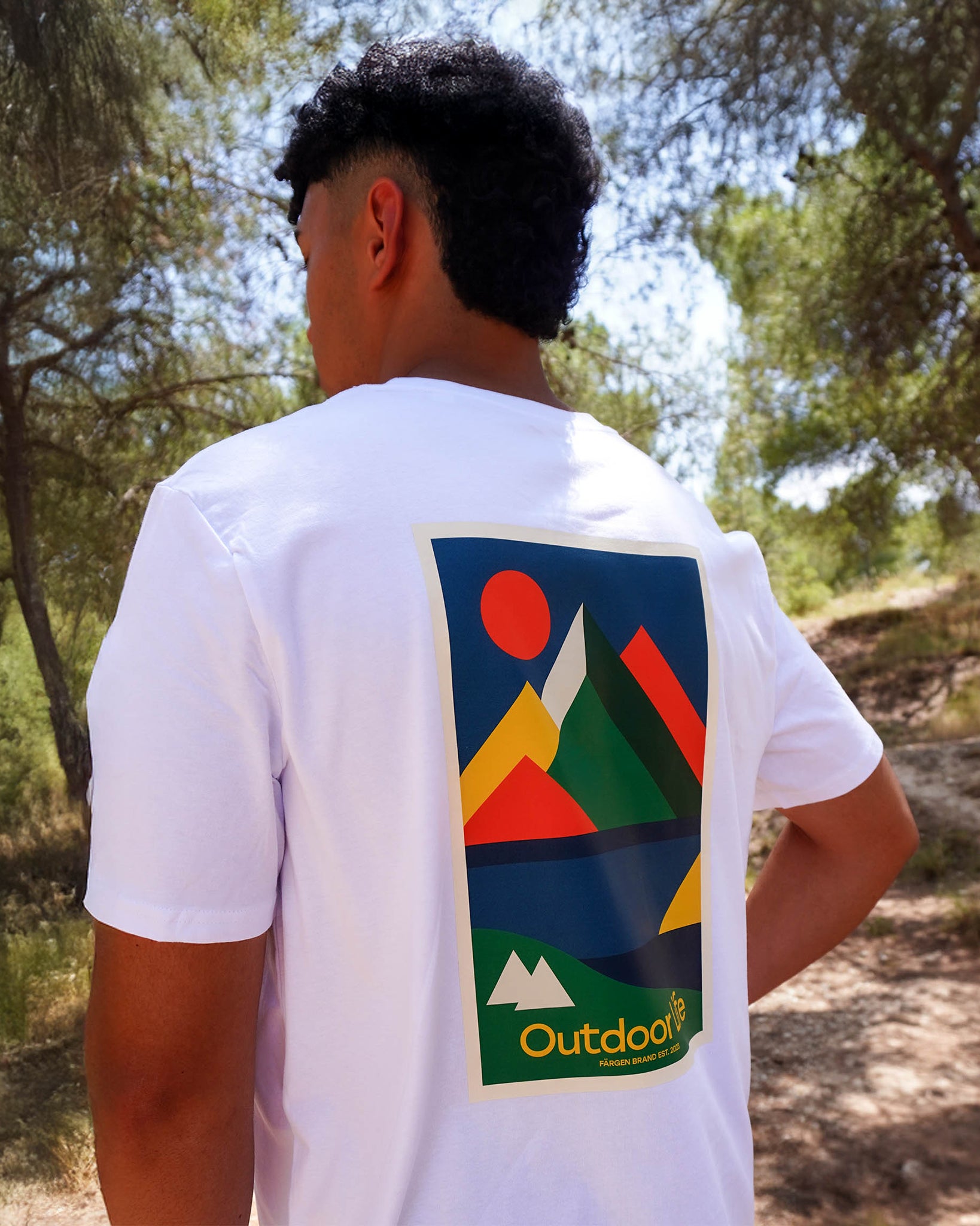 Camiseta Färgen Outdoor Life en sendero/bosque, moda unisex minimalista para senderismo y naturaleza