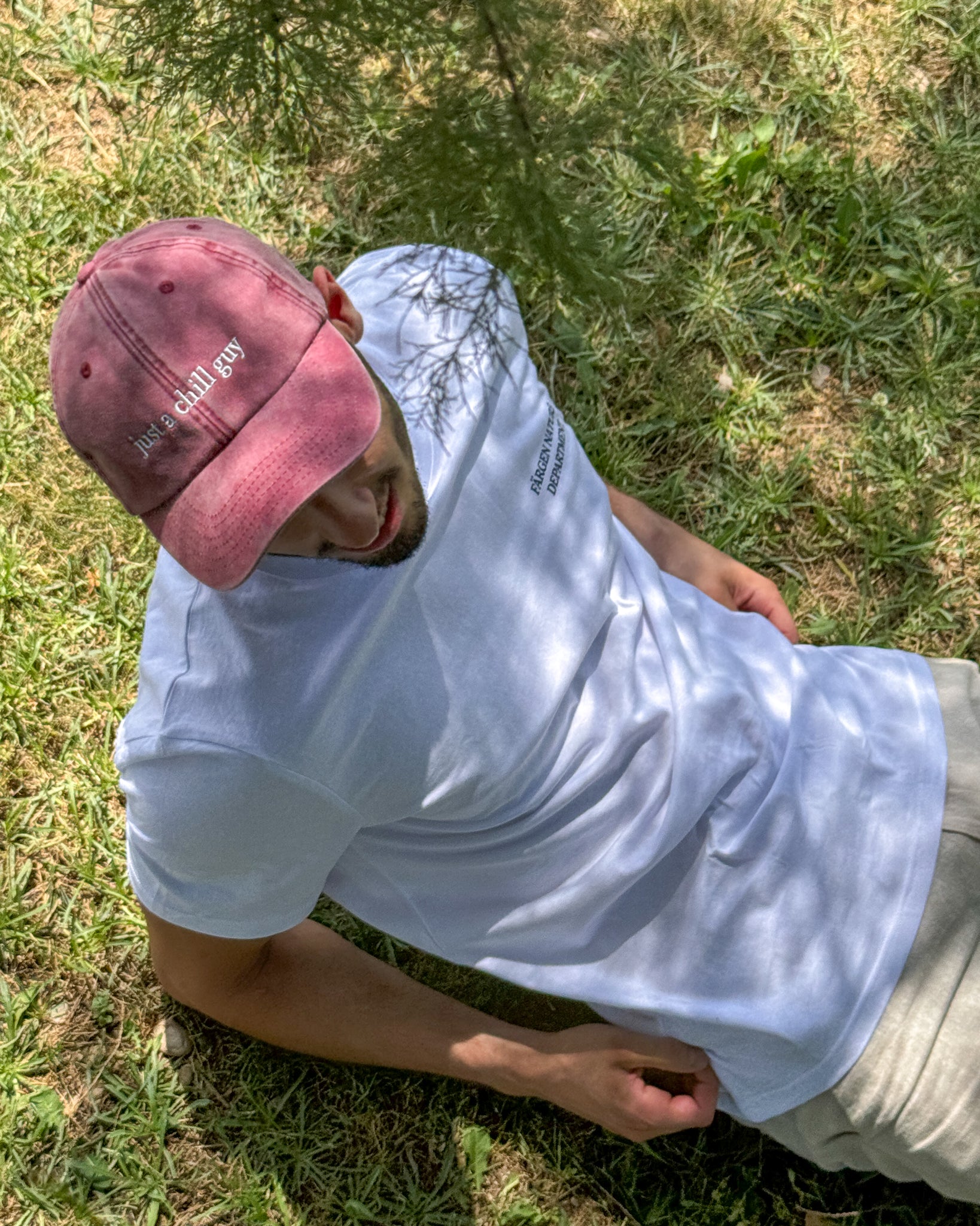 Gorra burdeos Just a chill guy de Färgen. Estilo minimal para todas las ocasiones, parque, montaña, outdoor.