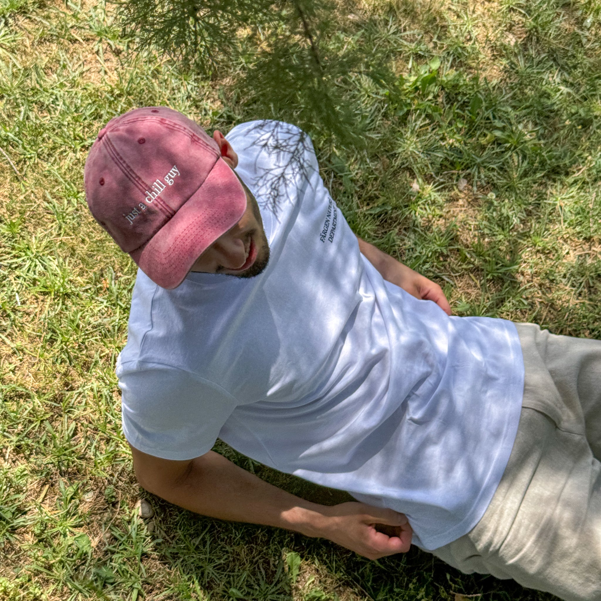 Gorra burdeos Just a chill guy de Färgen. Estilo minimal para todas las ocasiones, parque, montaña, outdoor.