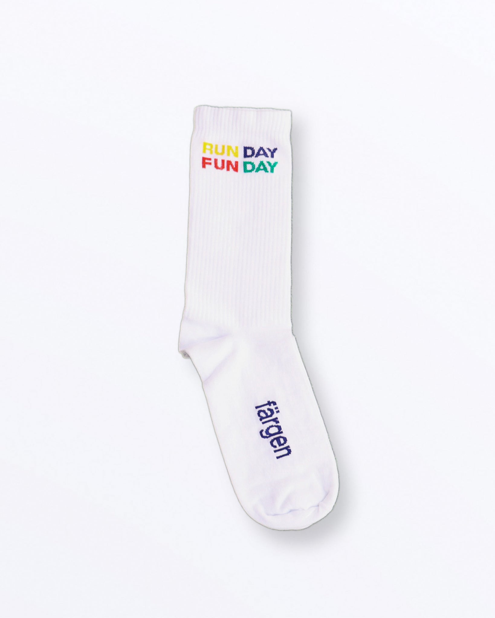 Mockup del calcetín blanco RUN DAY FUN DAY de Färgen sobre fondo blanco, con logo azul en la planta.