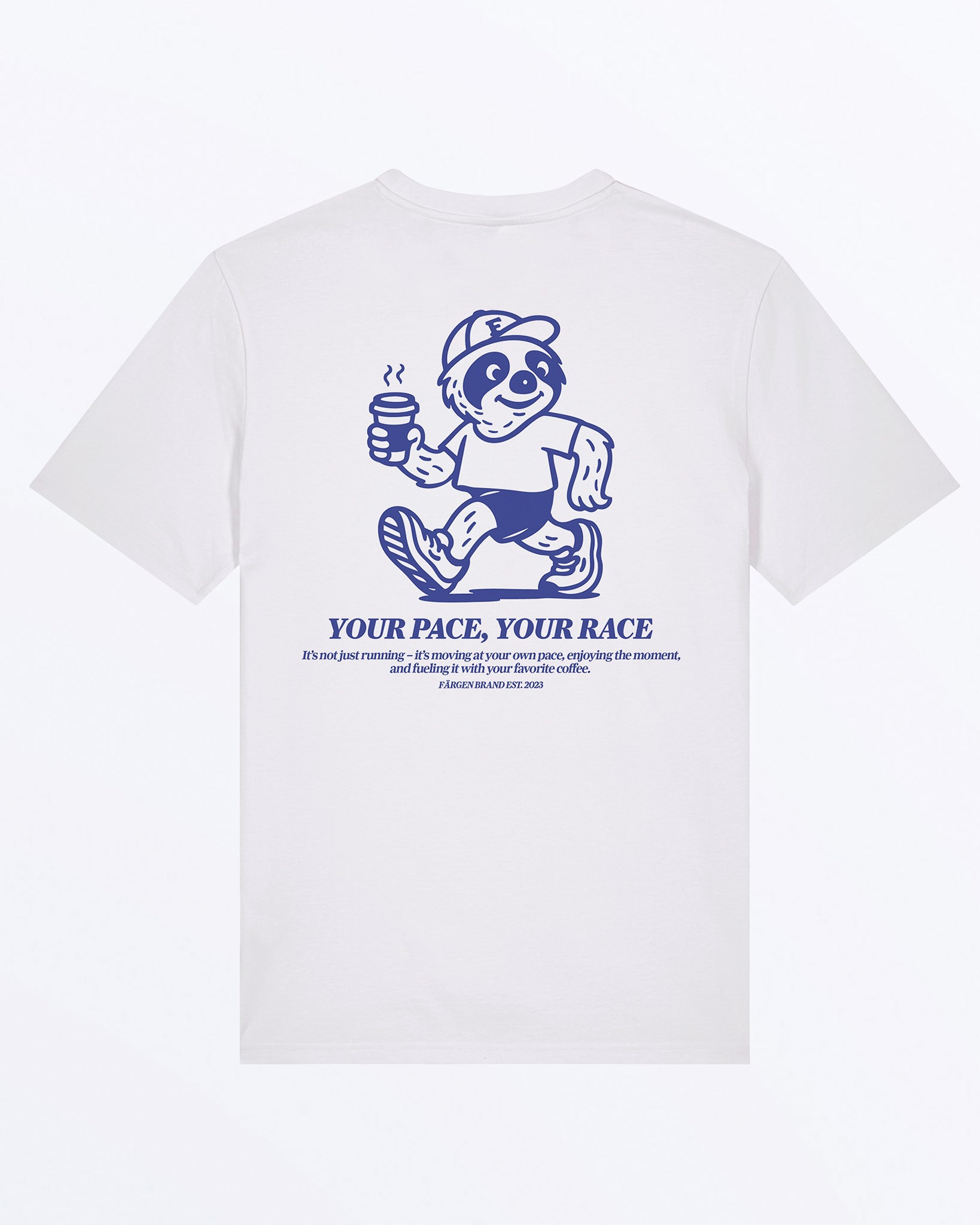 Camiseta blanca Färgen Your Pace Your Race con ilustración del perezoso corriendo y texto en azul en la espalda.