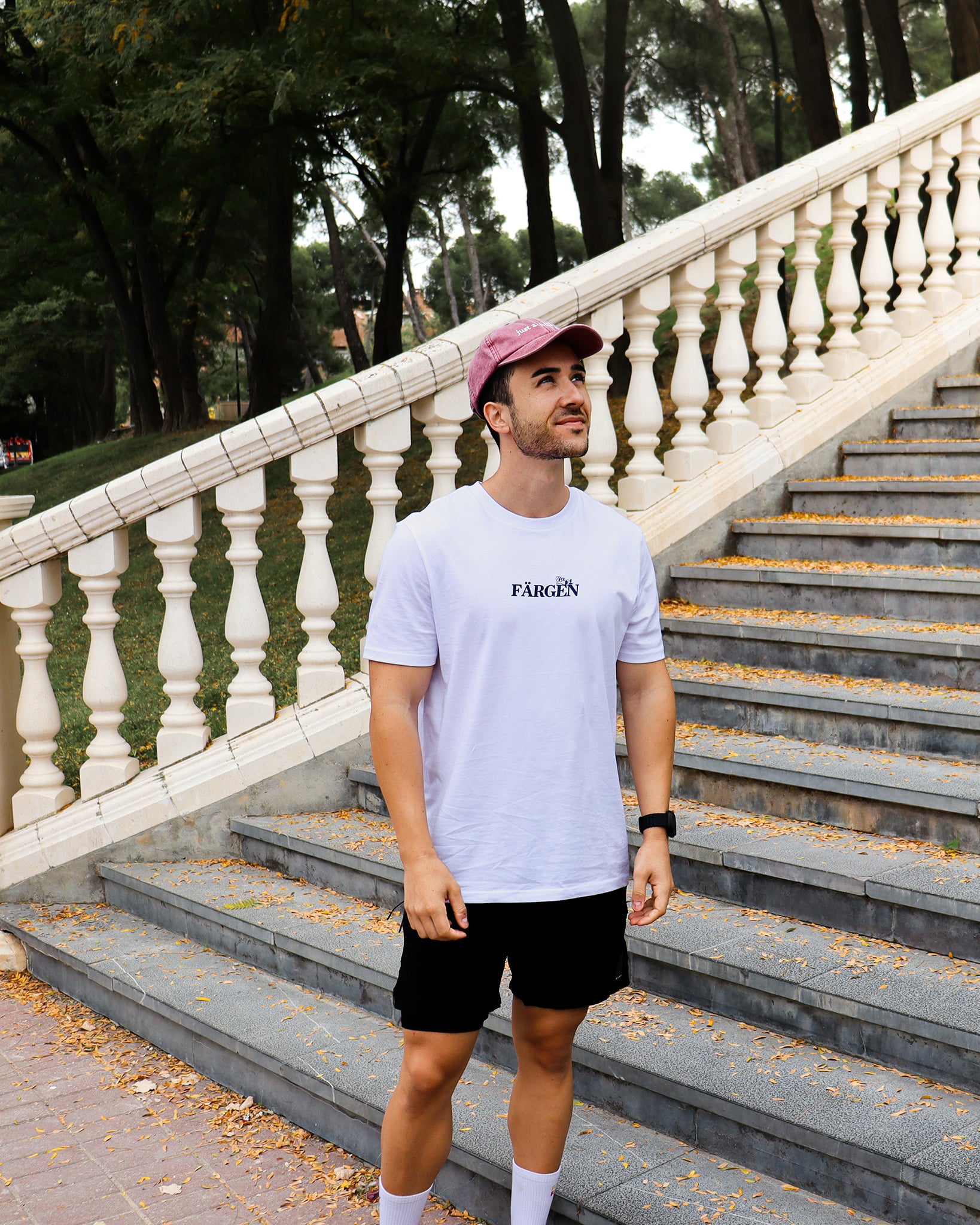 Hombre con camiseta blanca Färgen Your Pace Your Race mostrando el logotipo Färgen en el pecho.