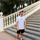 Hombre con camiseta blanca Färgen Your Pace Your Race mostrando el logotipo Färgen en el pecho.