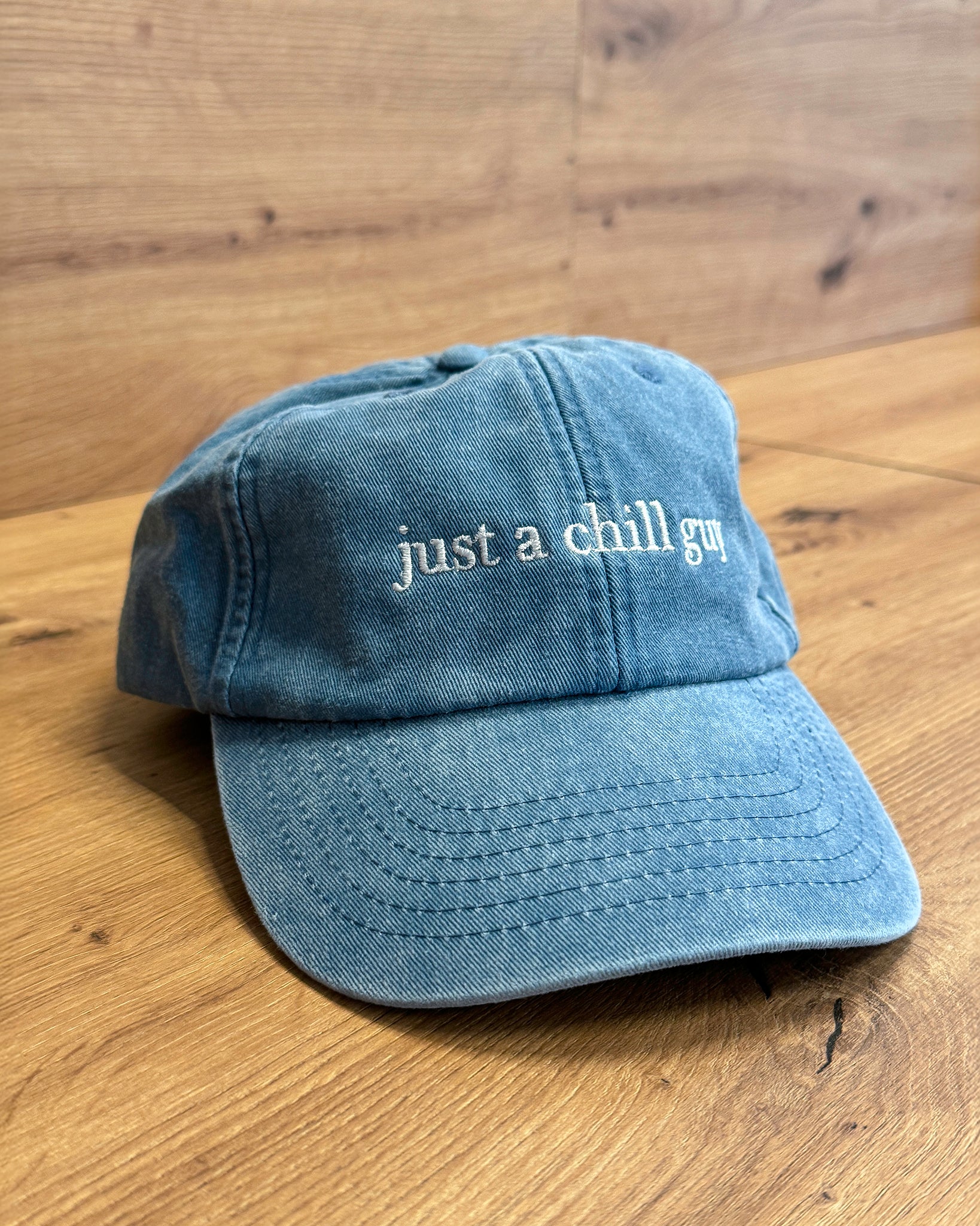 Gorra Färgen Azul Just a Chill Guy en outfit urbano-outdoor, colección Natural State