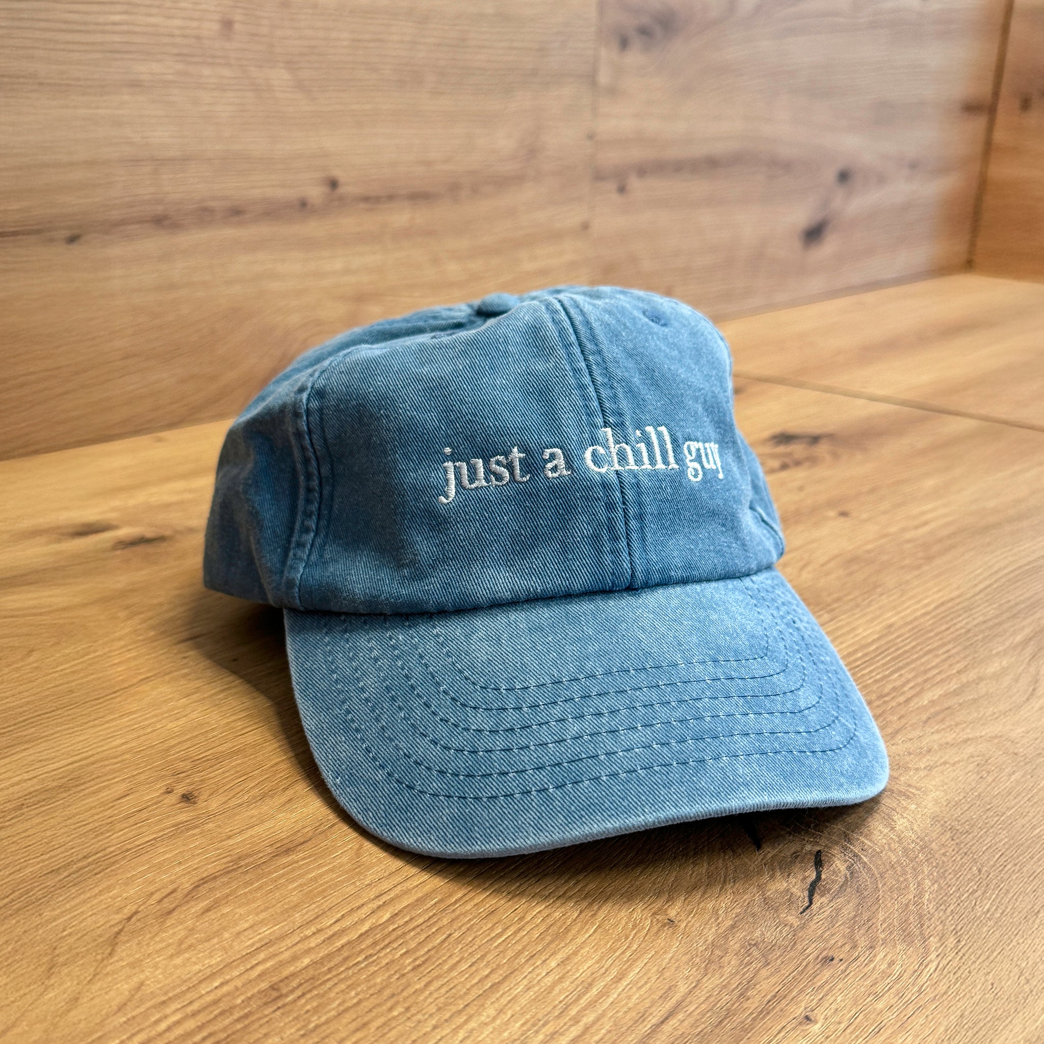 Gorra Färgen Azul Just a Chill Guy en outfit urbano-outdoor, colección Natural State