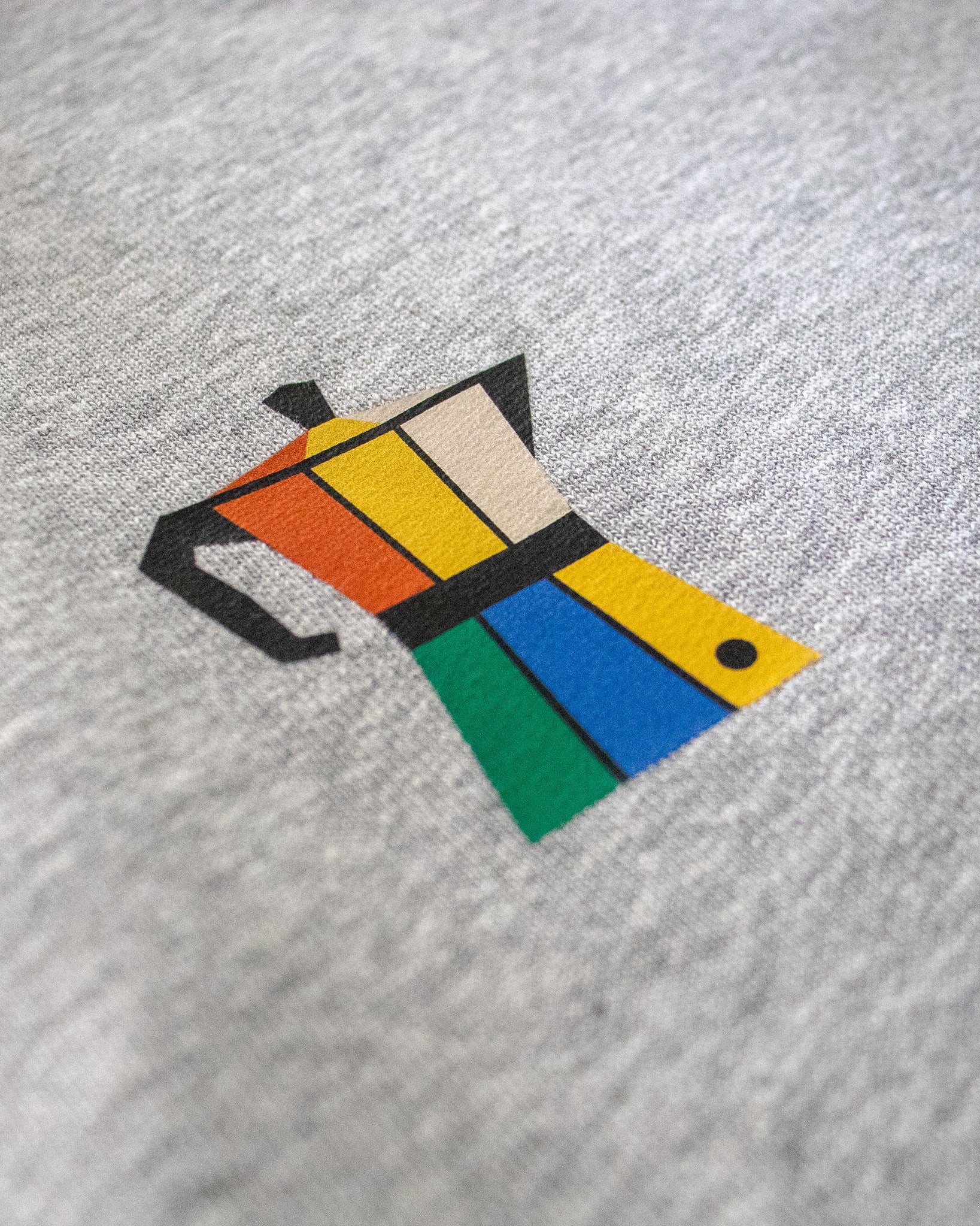 Detalle del diseño de cafetera italiana de colores en el pecho de la sudadera gris Färgen Il Caffè di Casa.