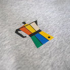 Detalle del diseño de cafetera italiana de colores en el pecho de la sudadera gris Färgen Il Caffè di Casa.