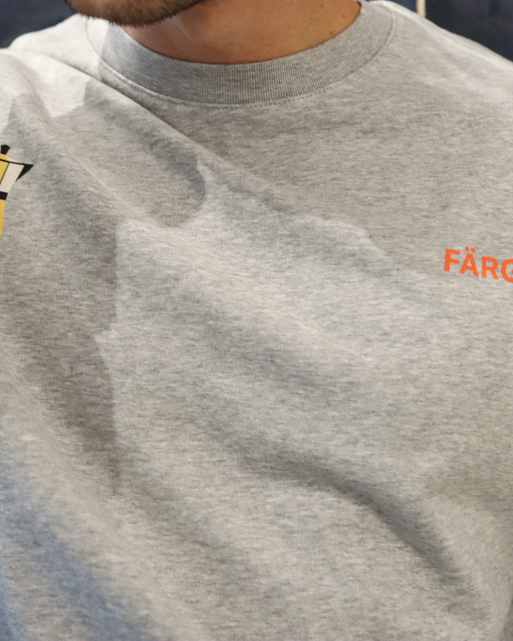 udadera gris Färgen Il Caffè di Casa en ambiente de cafetería, representando el espíritu de la colección.