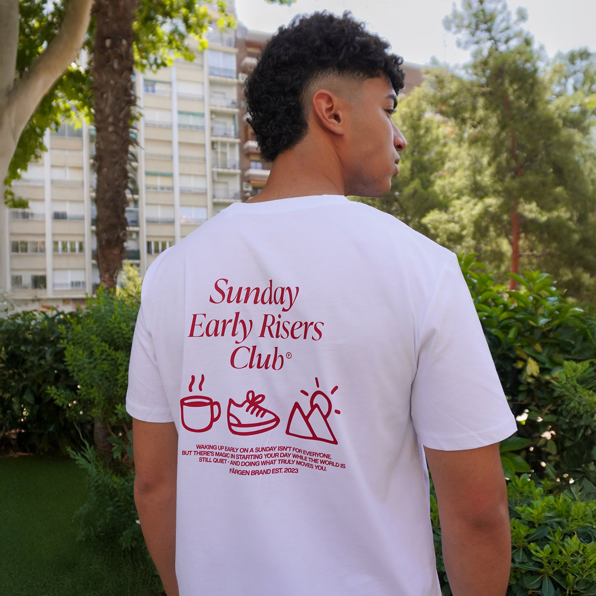 Camiseta Färgen Sunday Early Risers Club en look urbano con café, moda unisex minimal outdoor