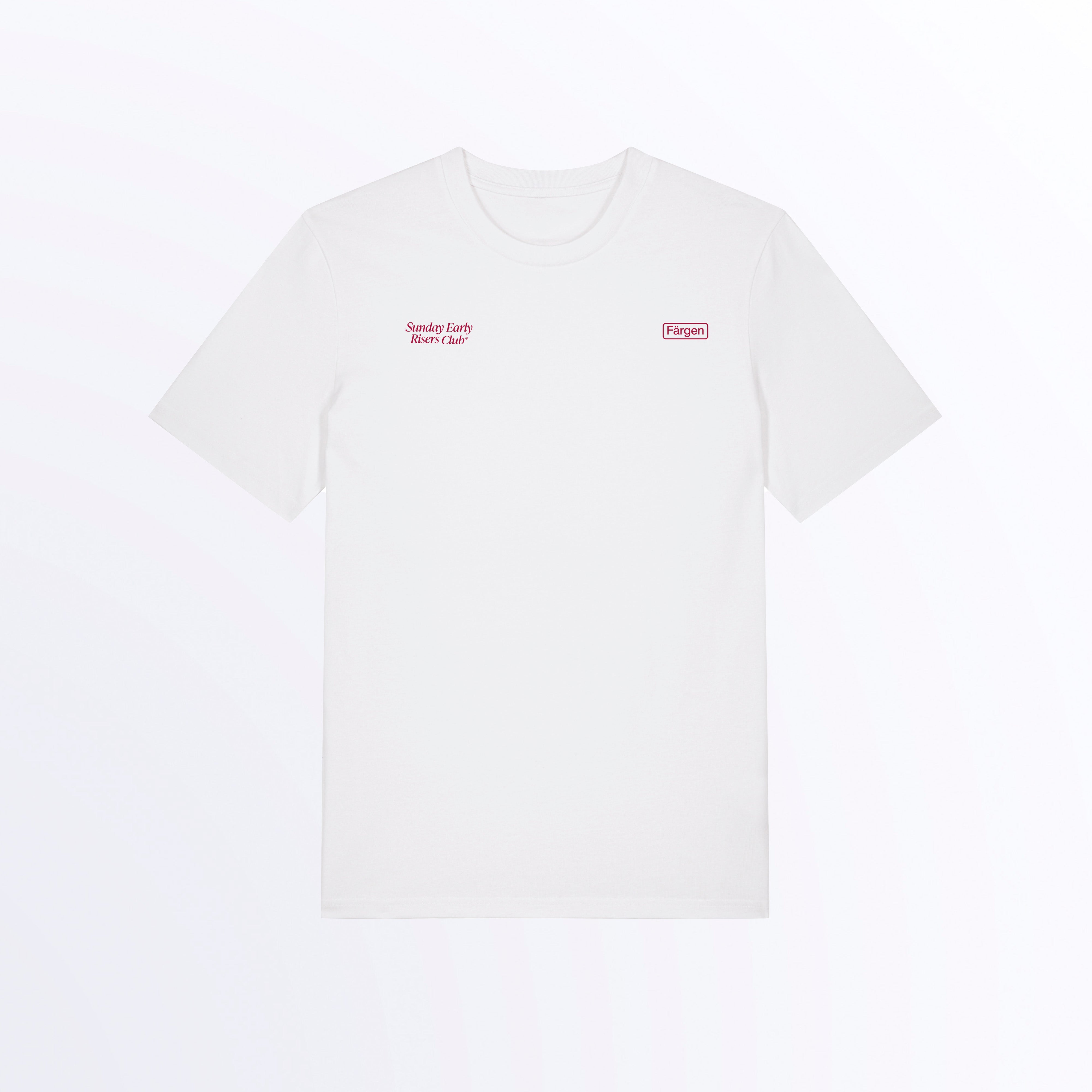 Camiseta Färgen Sunday Early Risers Club unisex de algodón orgánico, diseño minimalista para madrugadores y amantes de la montaña y el café. Parte frontal, logos en burdeos y camiseta blanca.