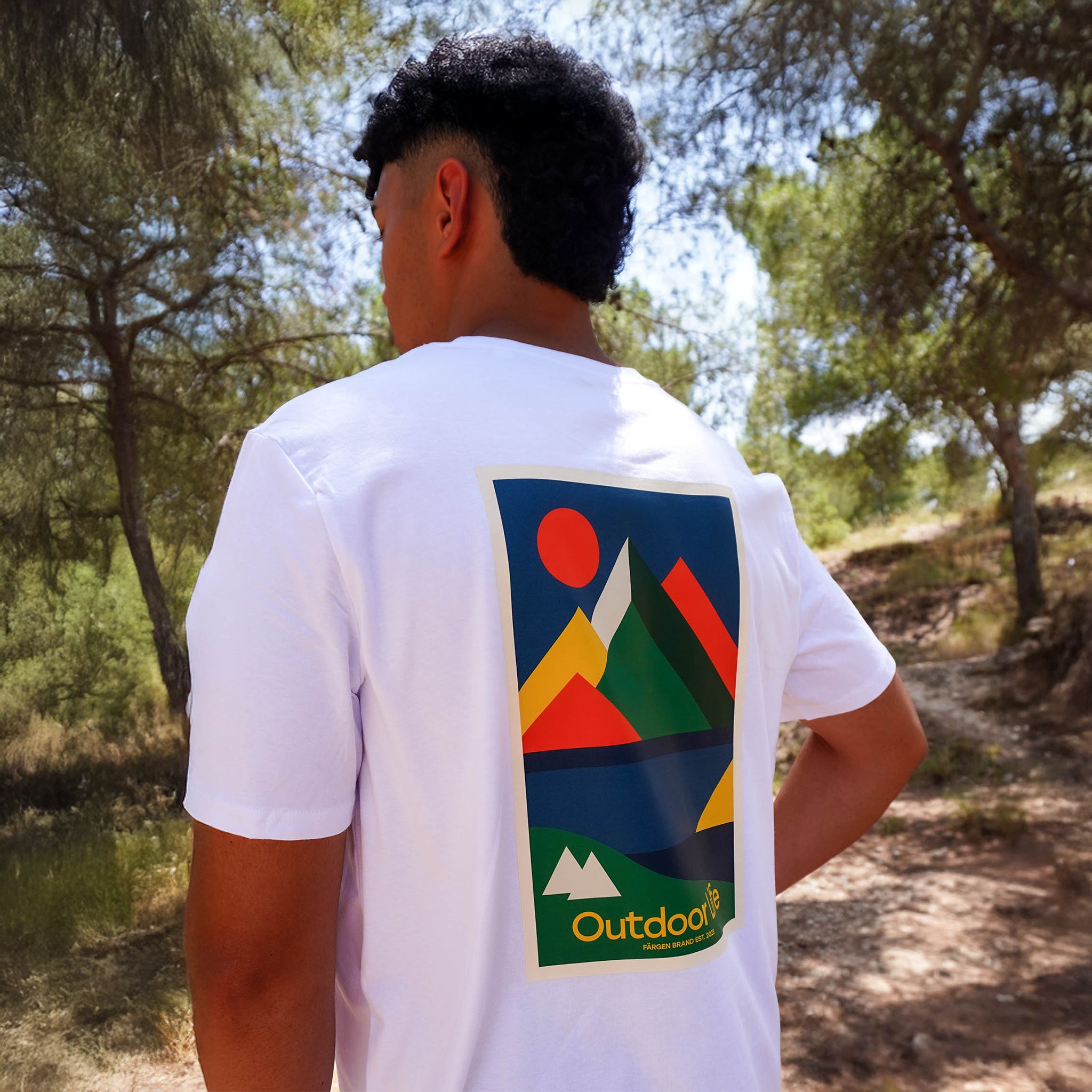Camiseta Färgen Outdoor Life en sendero/bosque, moda unisex minimalista para senderismo y naturaleza