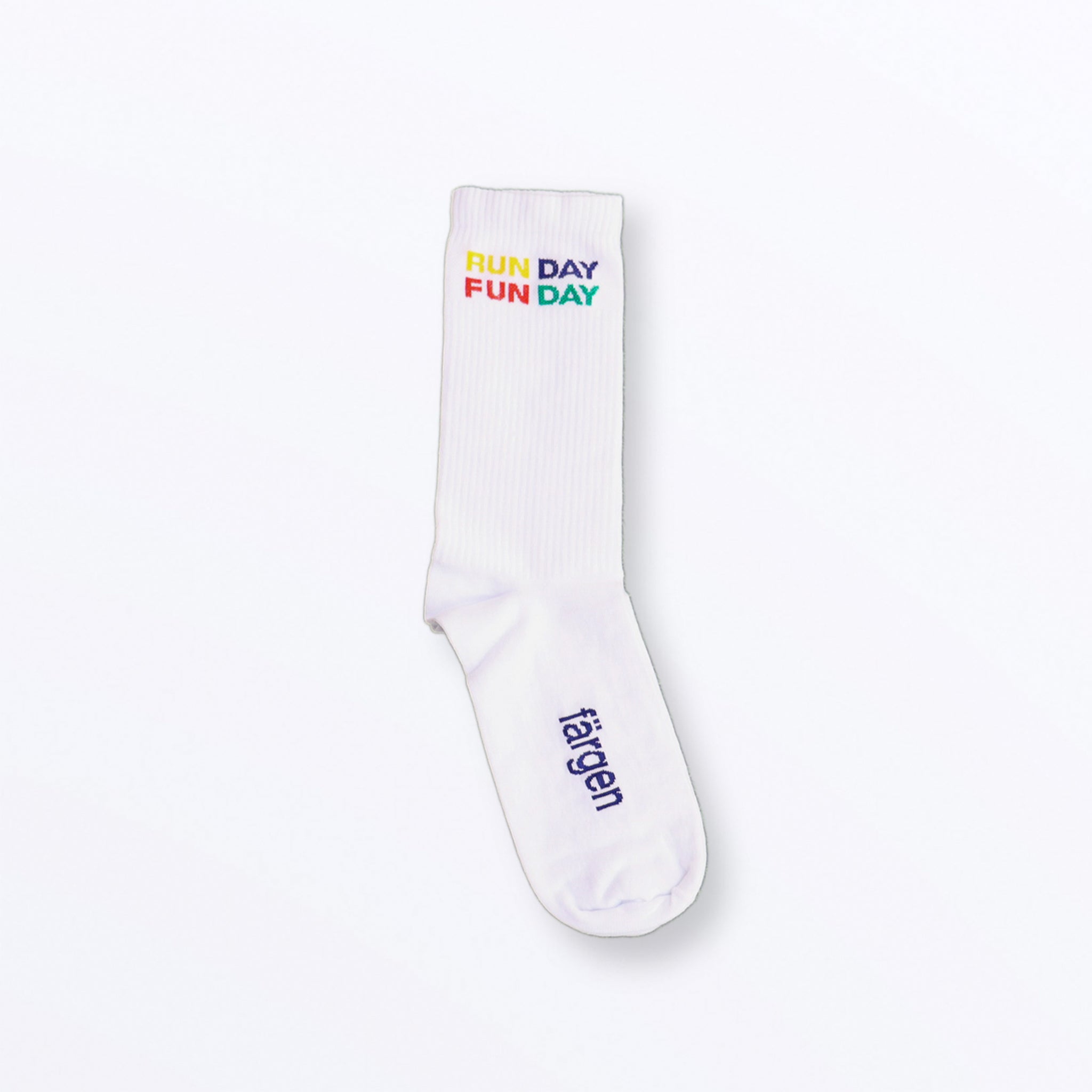 Mockup del calcetín blanco RUN DAY FUN DAY de Färgen sobre fondo blanco, con logo azul en la planta.