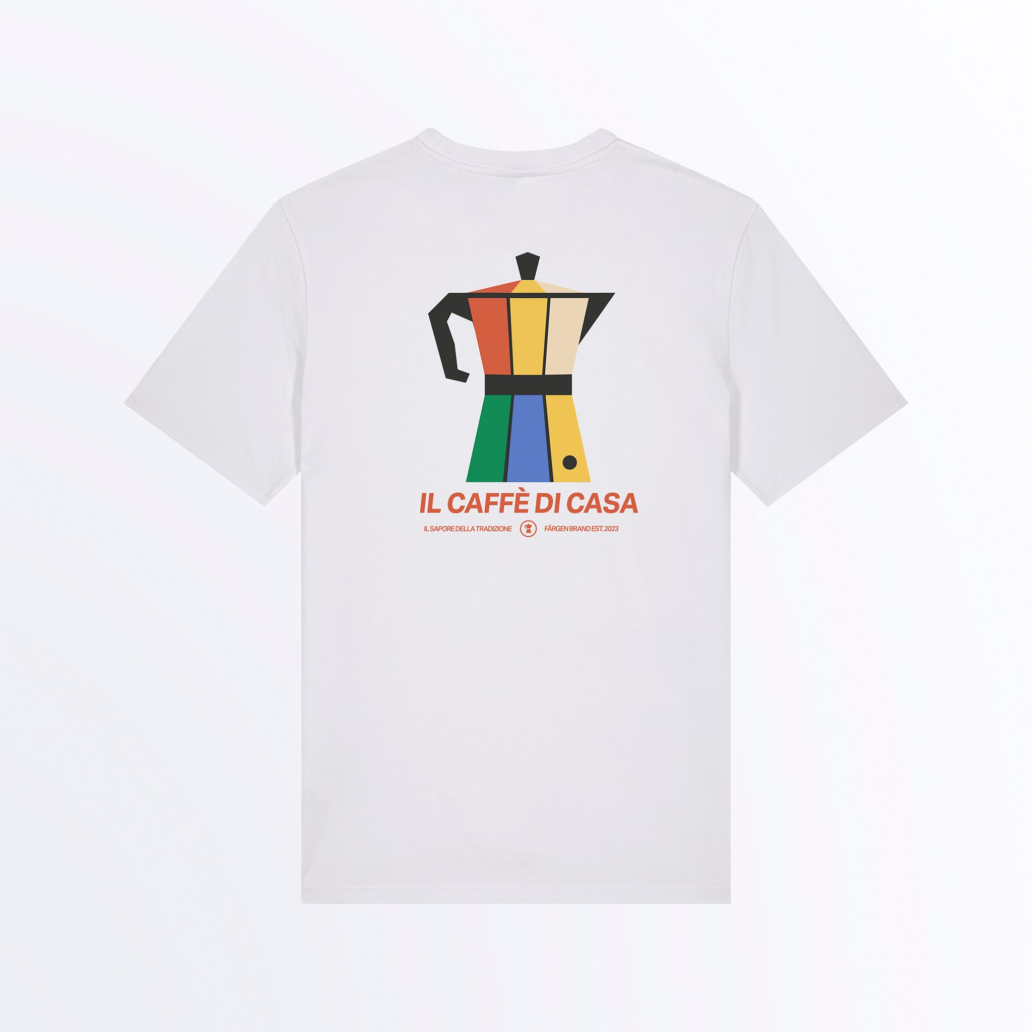 Camiseta blanca Färgen Il Caffè di Casa con ilustración grande de cafetera italiana estilo Bauhaus y texto Il Caffè di Casa en la espalda.