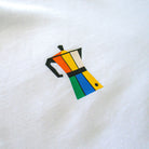 Detalle del diseño de cafetera italiana de colores en el pecho de la camiseta Färgen Il Caffè di Casa. Estilo Bauhaus