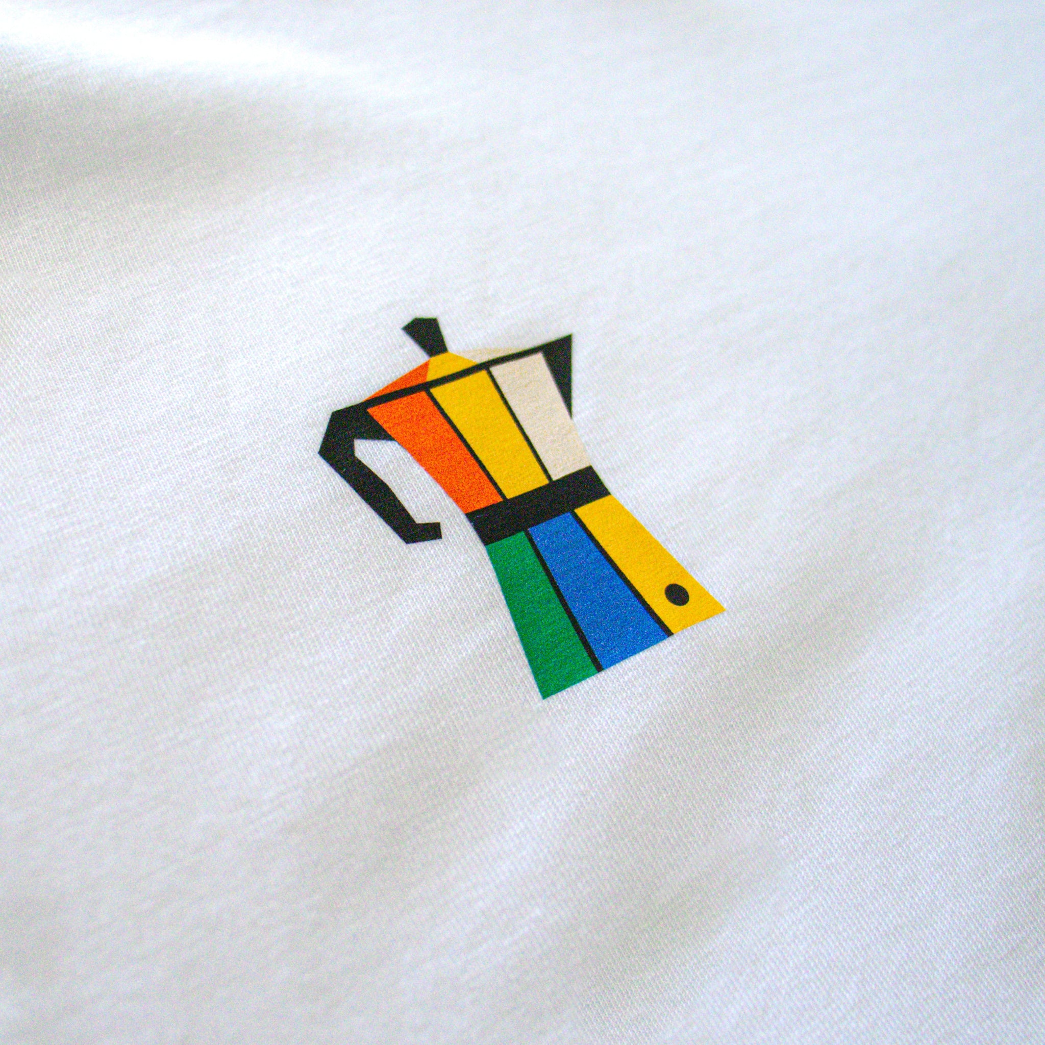 Detalle del diseño de cafetera italiana de colores en el pecho de la camiseta Färgen Il Caffè di Casa. Estilo Bauhaus