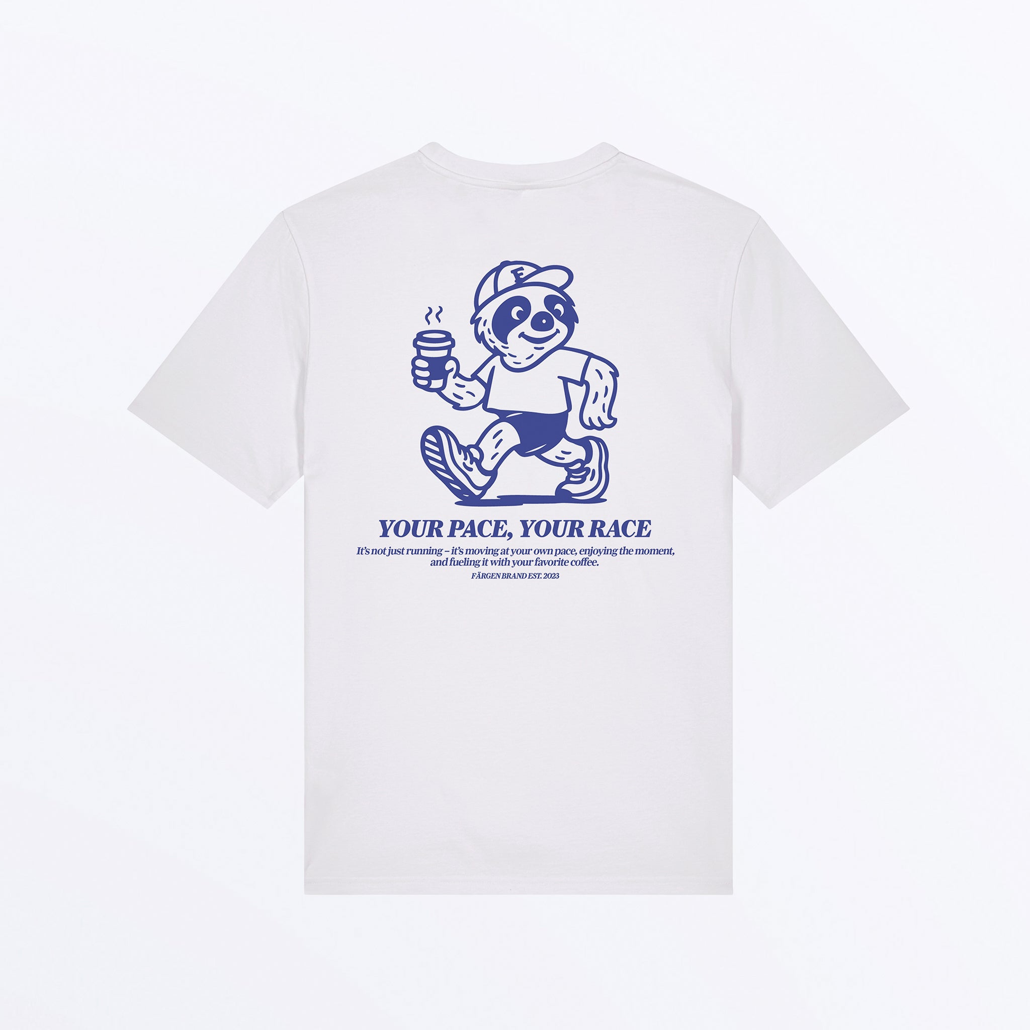 Camiseta blanca Färgen Your Pace Your Race con ilustración del perezoso corriendo y texto en azul en la espalda.