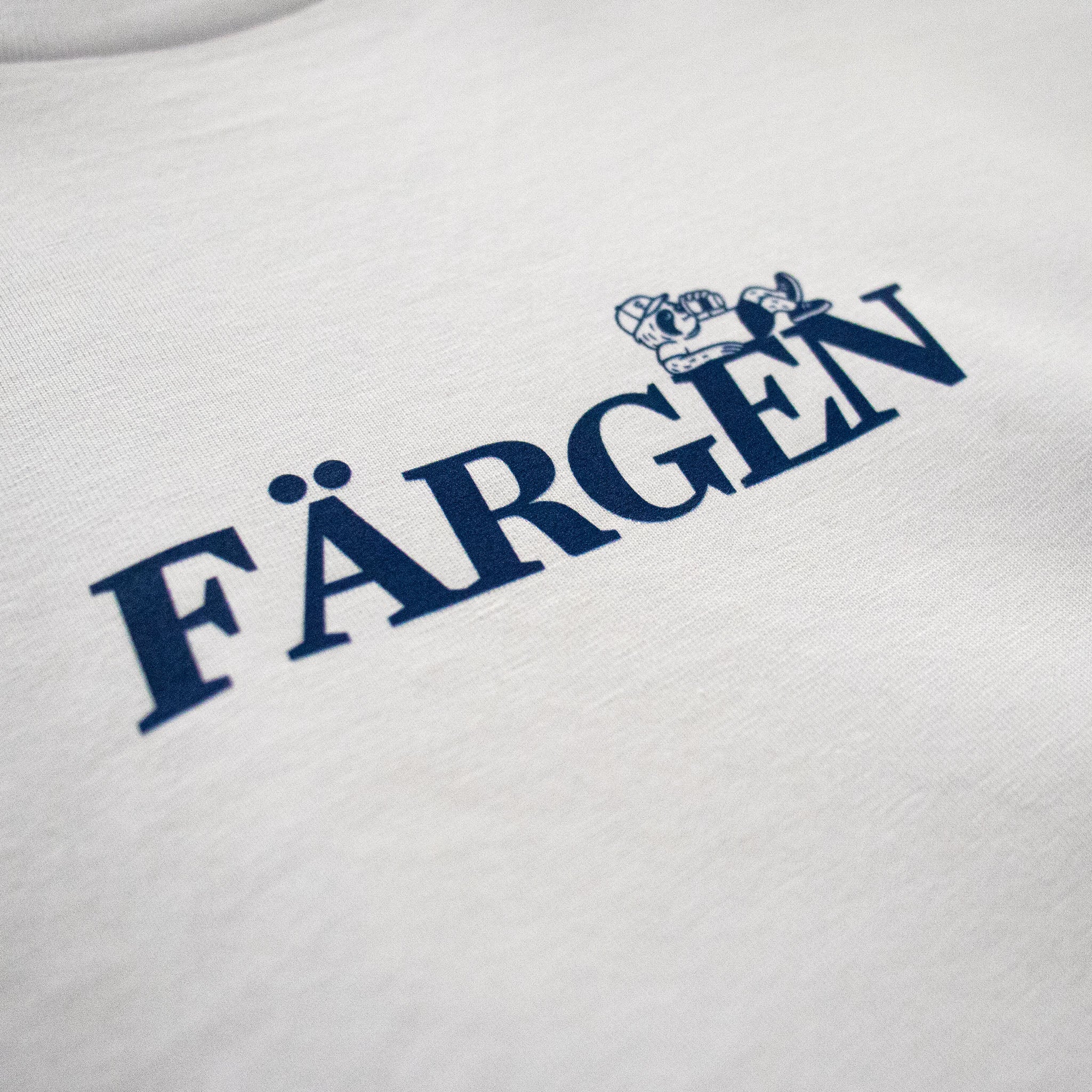 Detalle del logotipo Färgen en azul con personaje del perezoso sobre las letras.