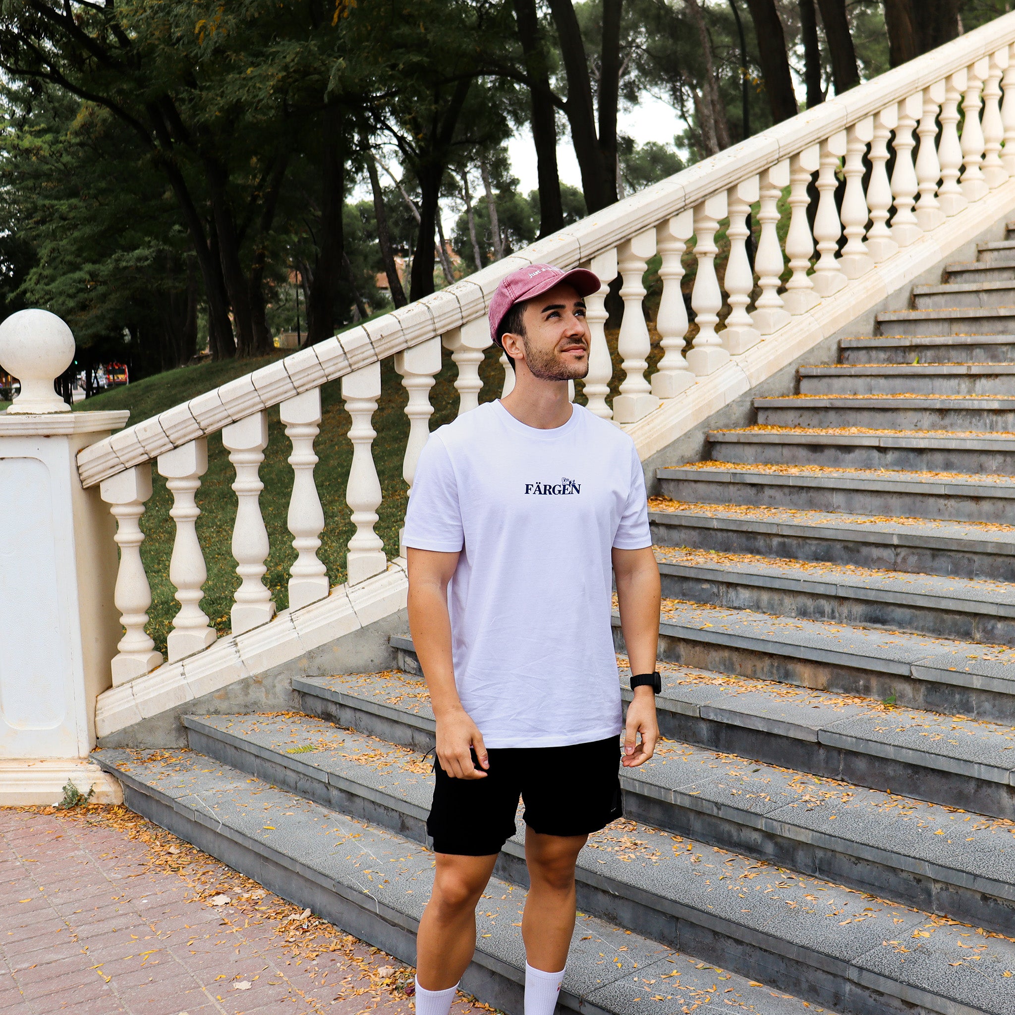 Hombre con camiseta blanca Färgen Your Pace Your Race mostrando el logotipo Färgen en el pecho.