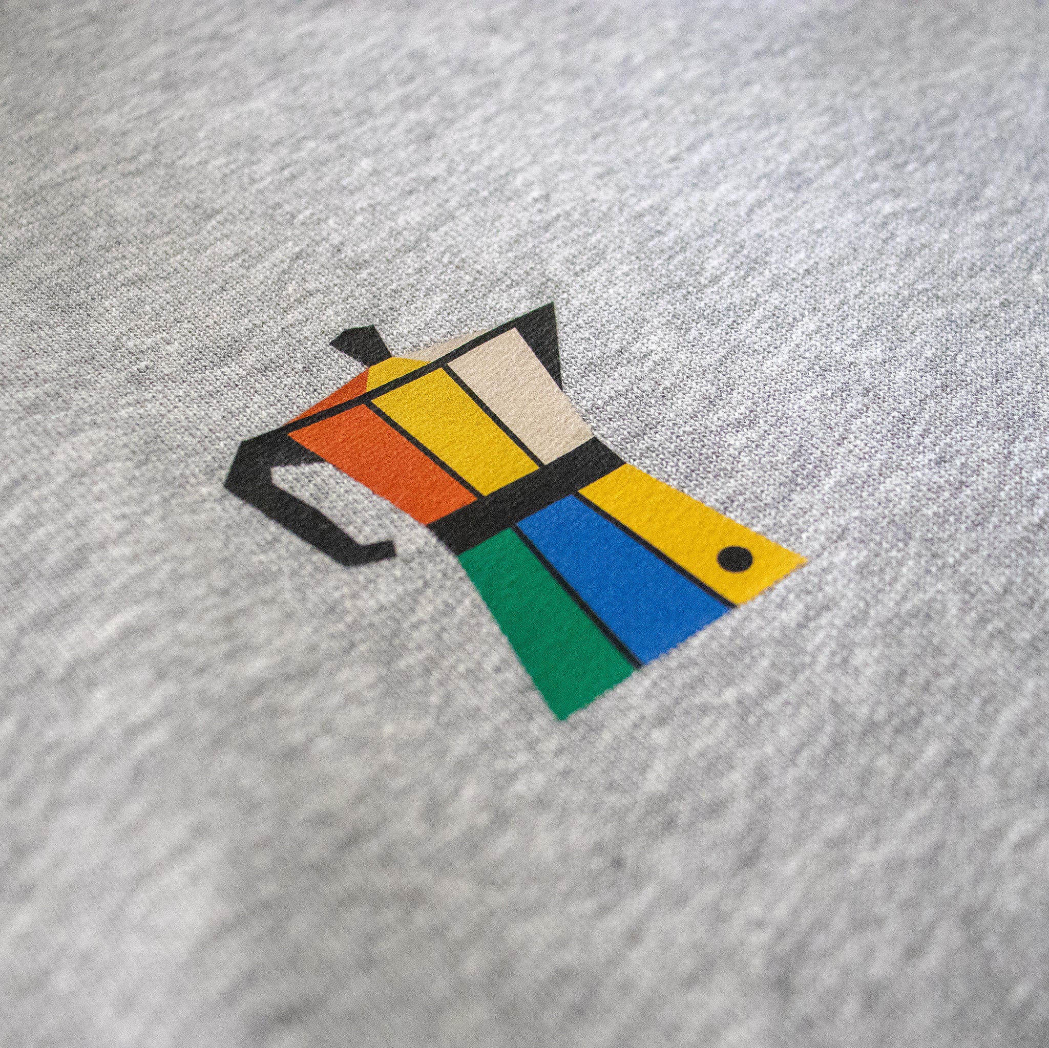 Detalle del diseño de cafetera italiana de colores en el pecho de la sudadera gris Färgen Il Caffè di Casa.