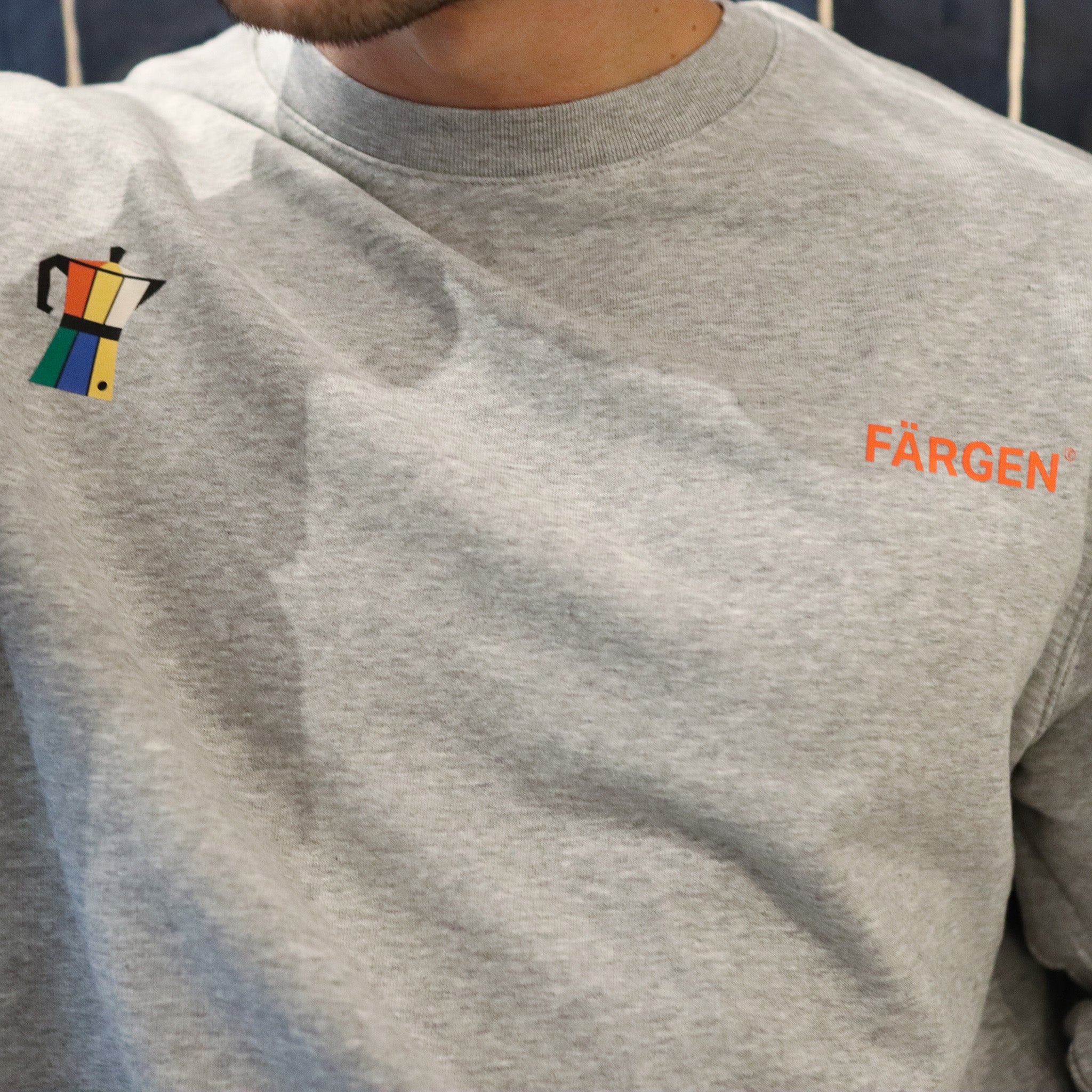 udadera gris Färgen Il Caffè di Casa en ambiente de cafetería, representando el espíritu de la colección.