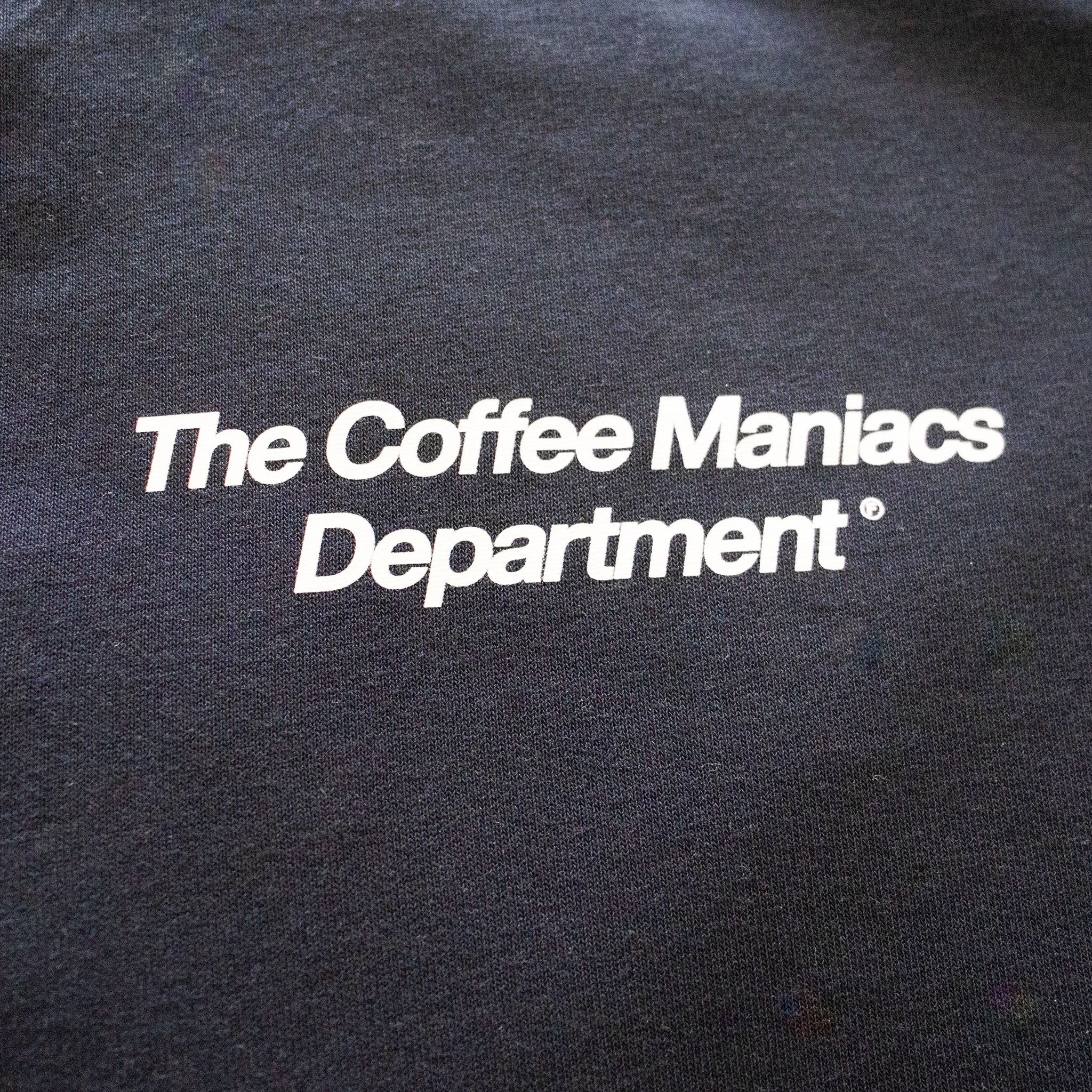 Detalle del texto The Coffee Maniacs Department en el pecho de la sudadera azul marino Färgen.
